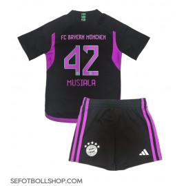 Billiga Bayern Munich Jamal Musiala #42 Barnkläder Borta fotbollskläder till baby 2023-24 Kortärmad (+ Korta byxor)